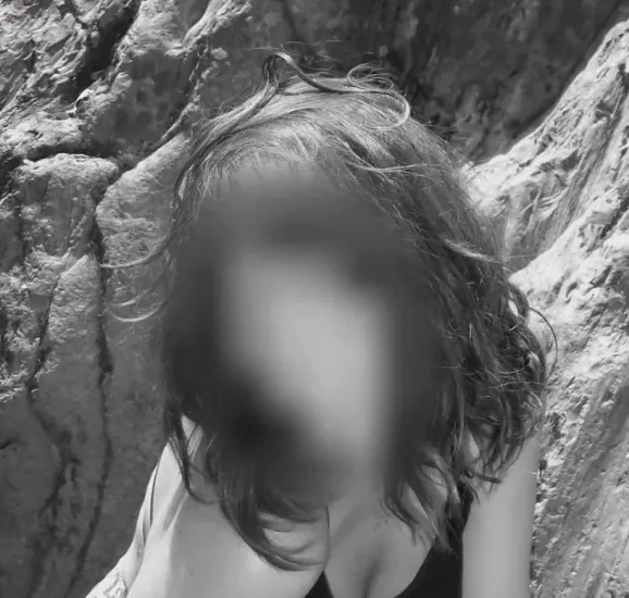 Amira, 20