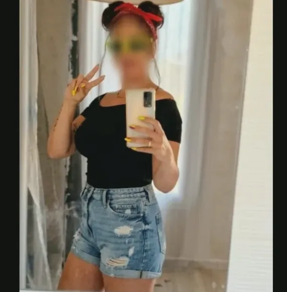 Amira, 37