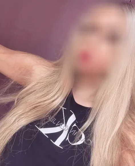 Lilly, 24